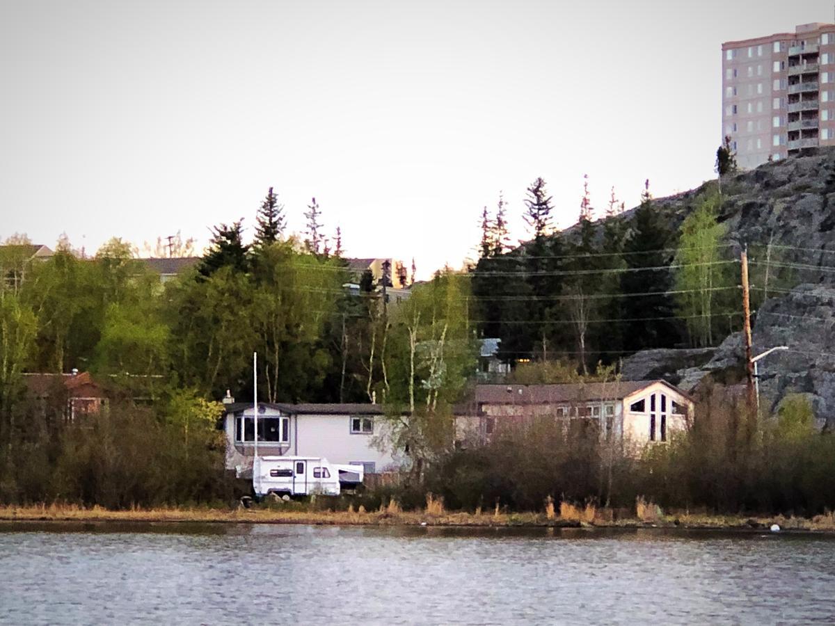 Mabuhay Lakeside Manor Yellowknife Exterior photo